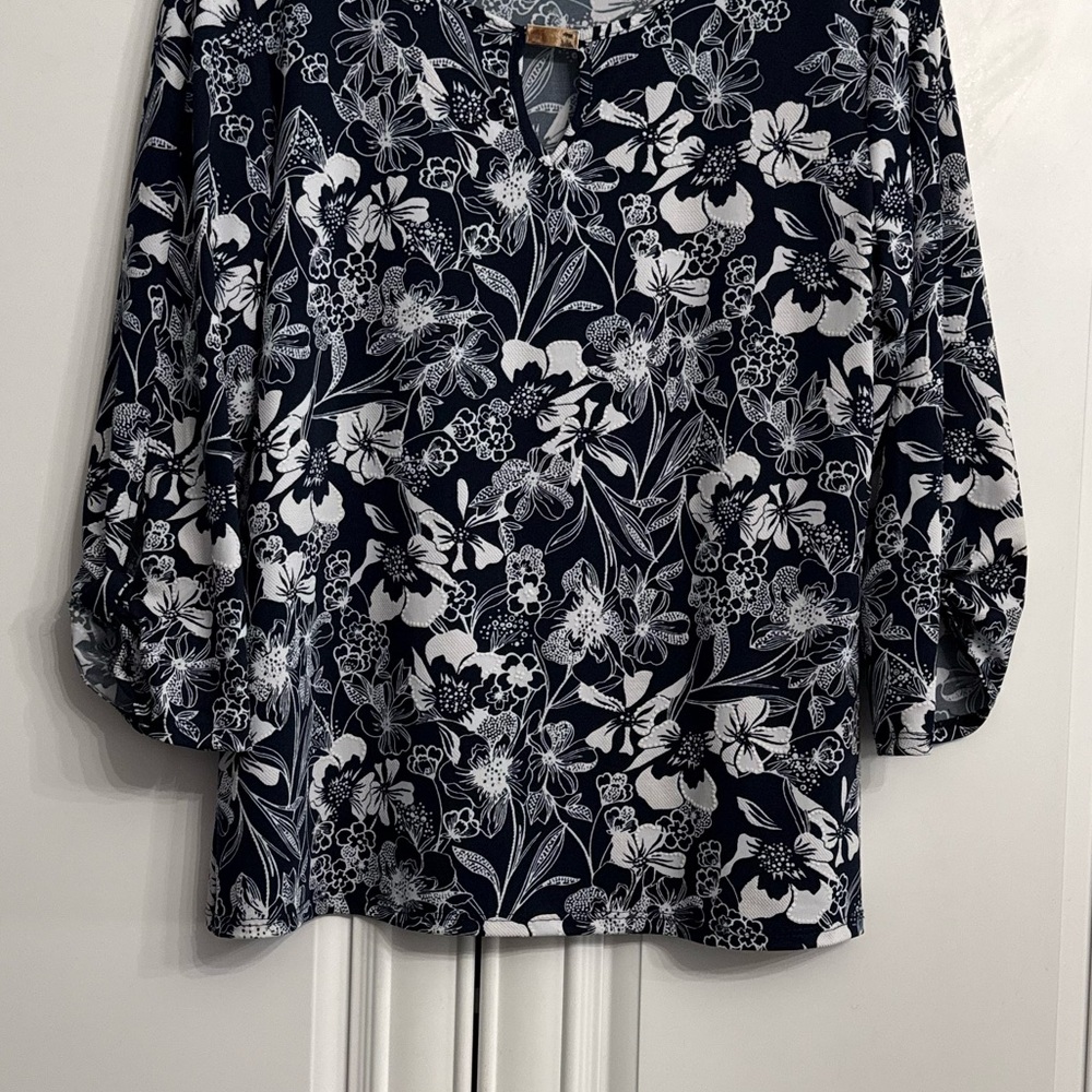 Mandee Size XL Navy w/White Floral Textured Print Blouse Notched V-Neck Keyhole - Picture 5 of 12